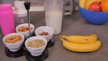 Milkshake cu banane, nuca, alune de padure, migdale si mix de seminte