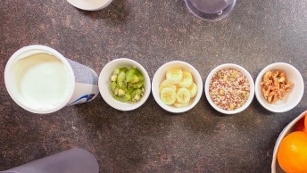 Parfait cu Iaurt Grecesc, banane, kiwi, seminte si nuci