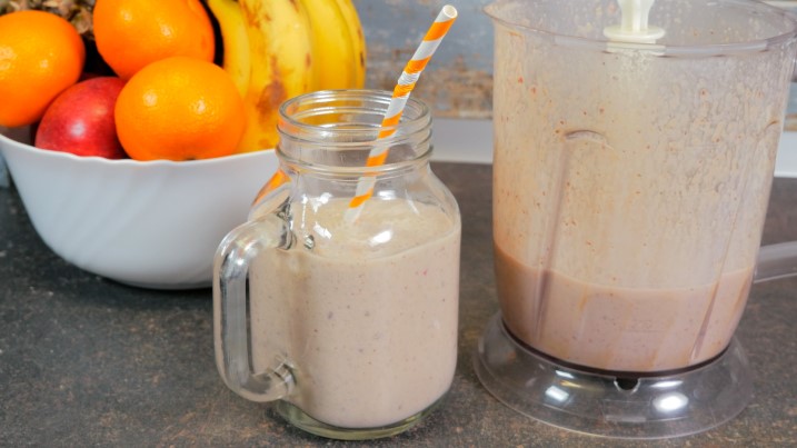 Milkshake cu mix de seminte, banane, capsuni si caju