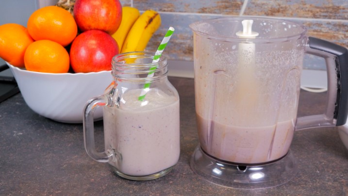 Milkshake cu banane, afine si zmeura
